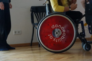 Logo danceability.at schmückt ein Rollstuhlrad