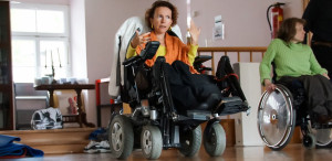 zwei Frauen im Rollstuhl