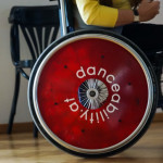 Logo danceability.at schmückt ein Rollstuhlrad